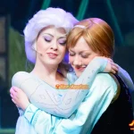 WDW ディズニーハリウッドスタジオ エコーレイク フォー・ザ・ファースト・タイム・イン・フォーエバー：ア・フローズン・シングアロング・セレブレーション　エルサ アナ ハグ